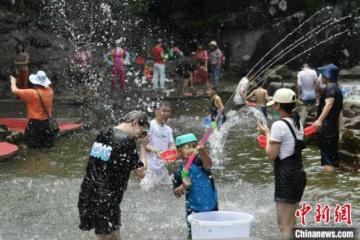 广州持续高温天气市民泼水狂欢避暑